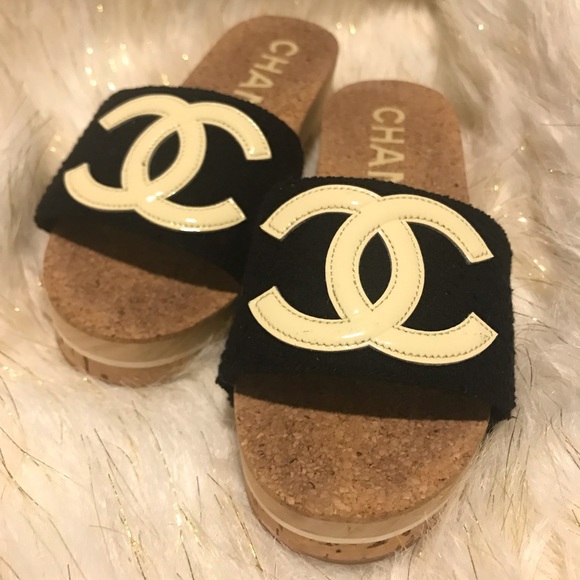Chanel lovely slides Interlocking CC Logo Patent leather and tweed❤️cork mules. - Picture 4 of 16